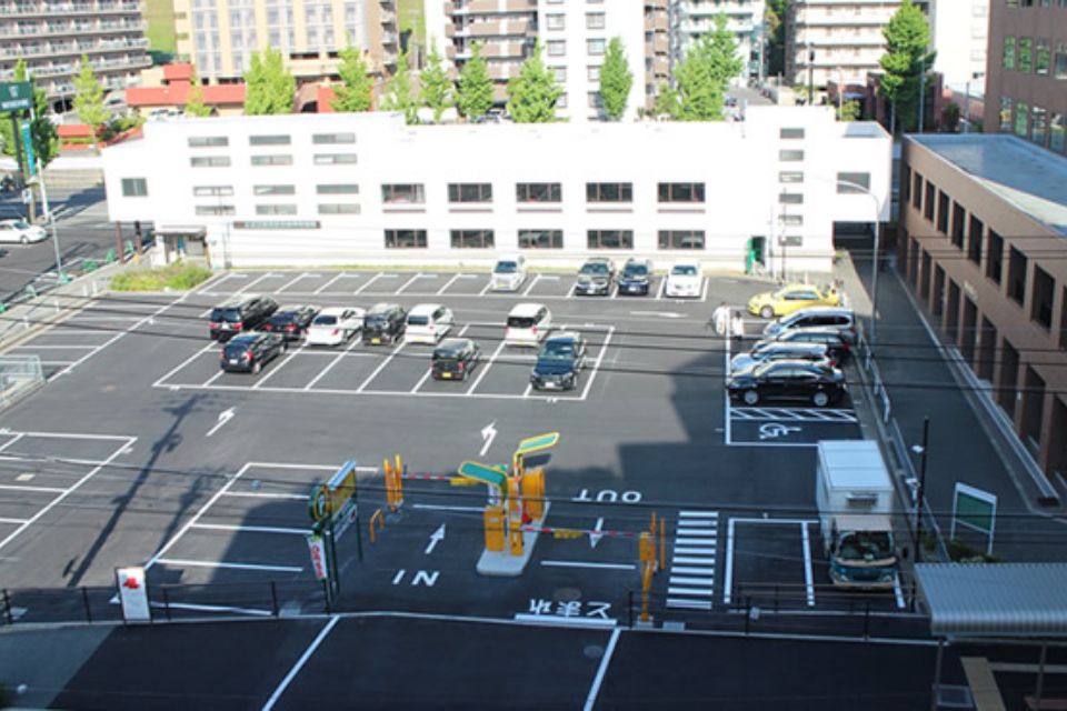 本校6階より民営駐車場を望む