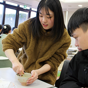 留学生に茶道のレッスン