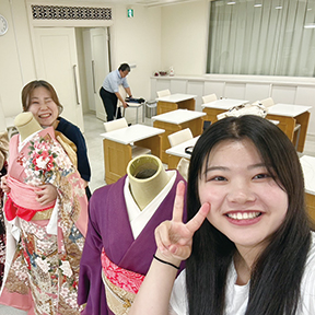 みんなで振袖の着付け
