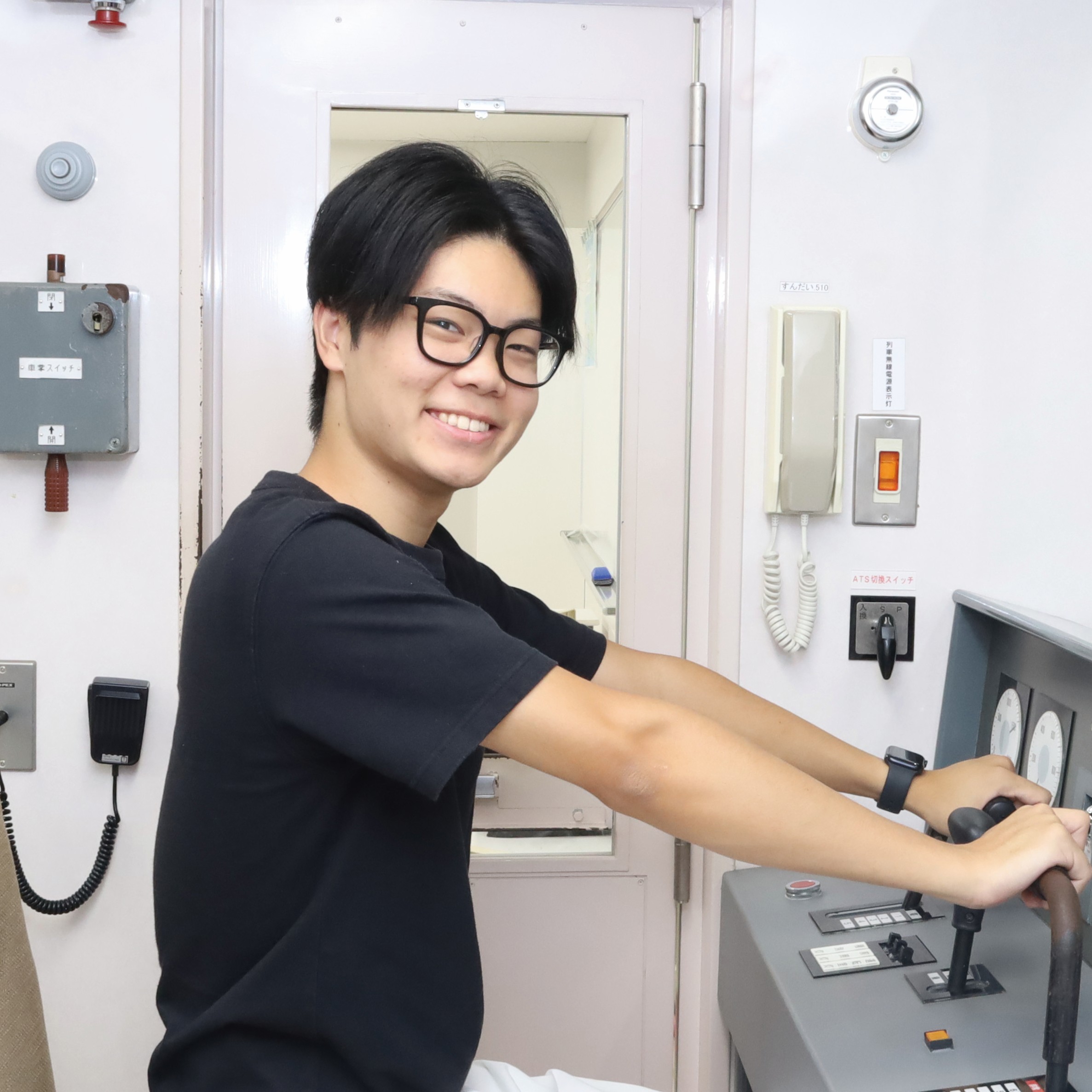 大学を辞めて専門学校に入学することは不安でしたが、先生の安心感が入学の決め手になりました。 内定先：近畿日本鉄道